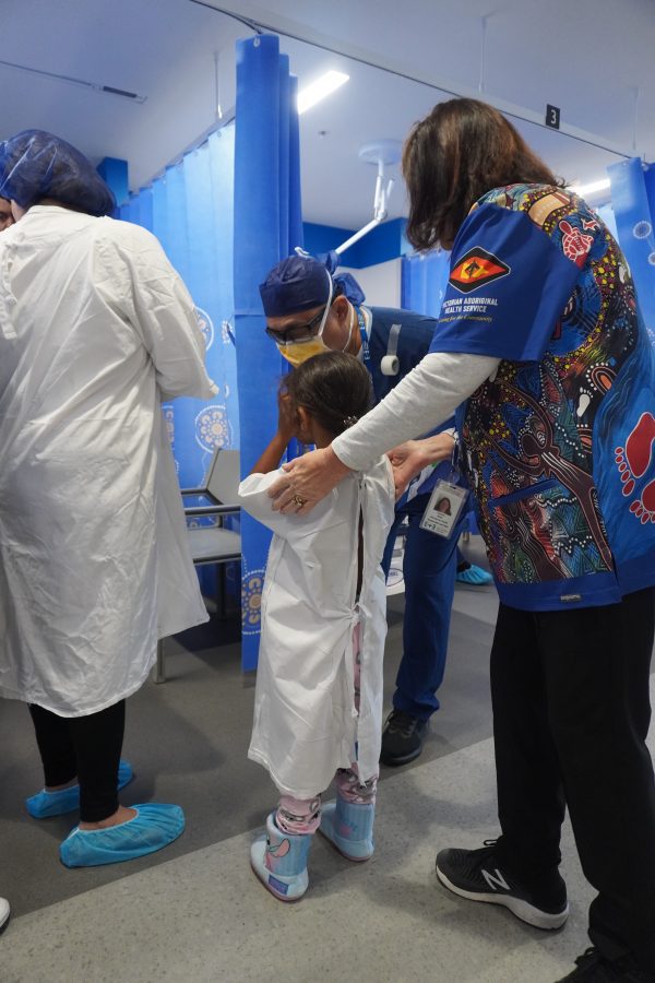 Audrey talking to an anaesthetist in blue scrubs with Carleen from our Mirring Ba Wirring Team assisting.